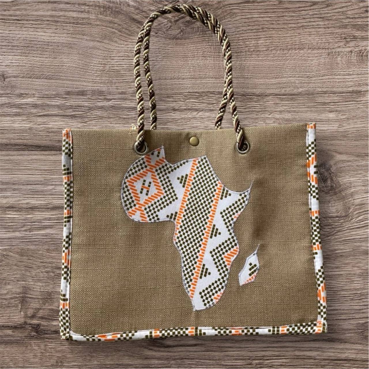 Modèle unique Afrika marron avec motifs wax orange vert